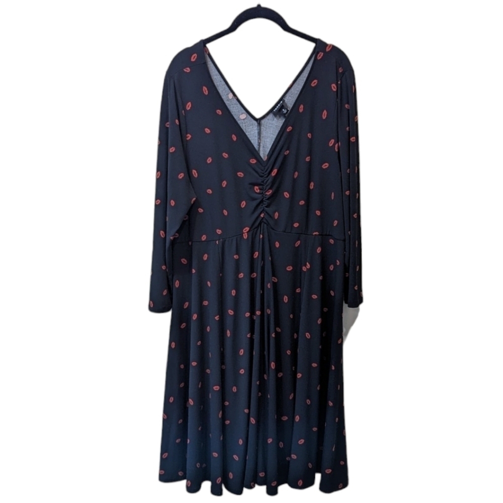Torrid Red Kiss Print on Black V-Neck Ruched Bodice Cinched Swing Dress (2X)